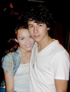 11057931_QHFPOBLTK - miley si nick