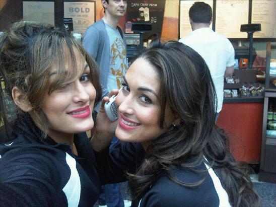 Nikki si Brie - Bella Twins Twitter Poze 2010