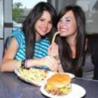 Demi_Lovato_1254690422_2 - Demi si Selena la masa