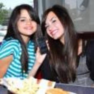 Demi_Lovato_1254690422_3 - Demi si Selena la masa