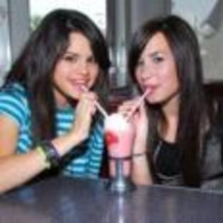 Demi_Lovato_1254690453_2 - Demi si Selena la masa