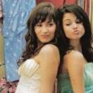 Demi_Lovato_1254691768_0 - Demi si Selena