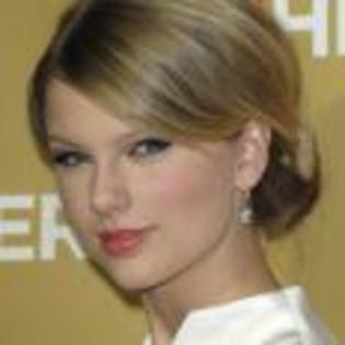 Taylor_Swift_1230493910_0 - Taylor Swift pe covorul rosu