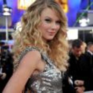 Taylor_Swift_1230493951_3 - Taylor Swift pe covorul rosu