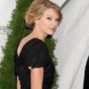 Taylor_Swift_1230494036_3 - Taylor Swift pe covorul rosu