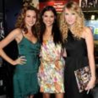 Taylor_Swift_1230494260_2