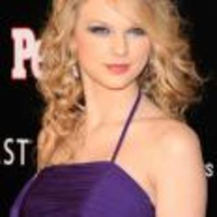 Taylor_Swift_1230497342_4 - Taylor Swift pe covorul rosu