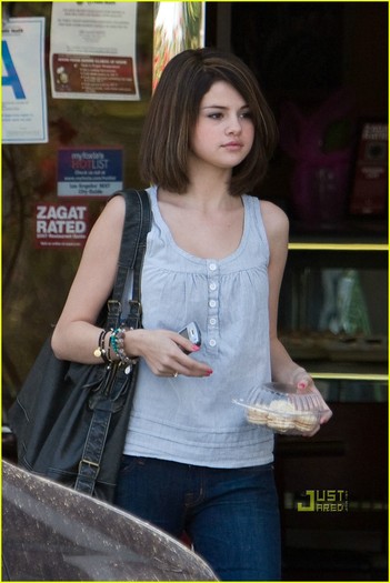 selena-gomez-whisper-cafe-01 - Album pentru supergirl400