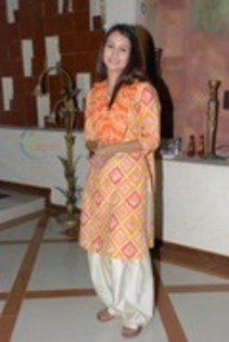AUZOVTZMBLXCYUJLTWJ - Anisha Kapoor-indiana mea preferata