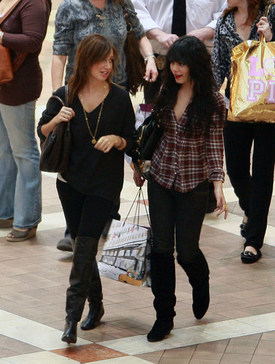 Vanessa Hudgens Ashley Tisdale Shopping Black Bi7O7loPbrul