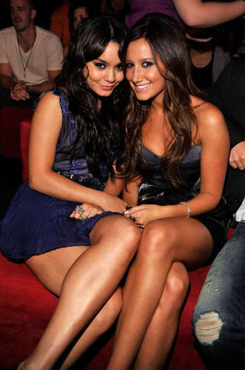 Vanessa-Ashley-at-TCA09-vanessa-hudgens-and-ashley-tisdale-8001423-528-800