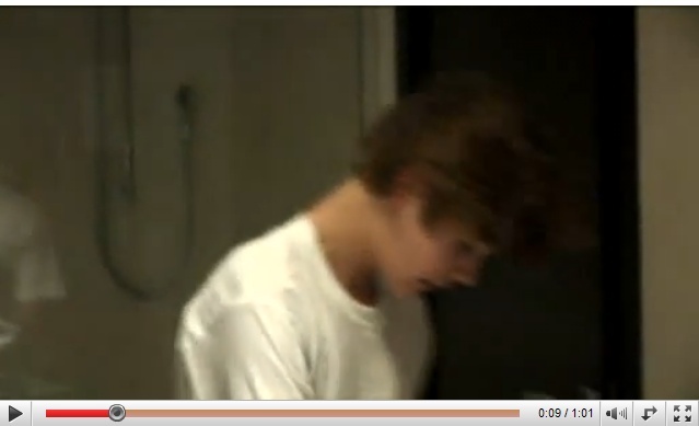 =~JuStiN~= - 0_0 Justin styling his hair 0_0