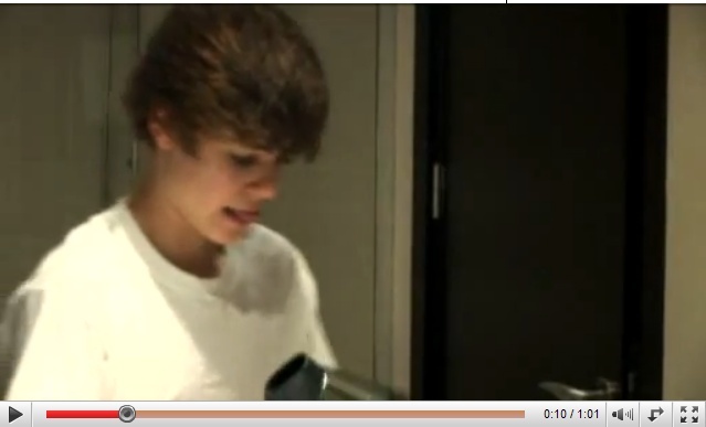 =~JuStiN~= - 0_0 Justin styling his hair 0_0