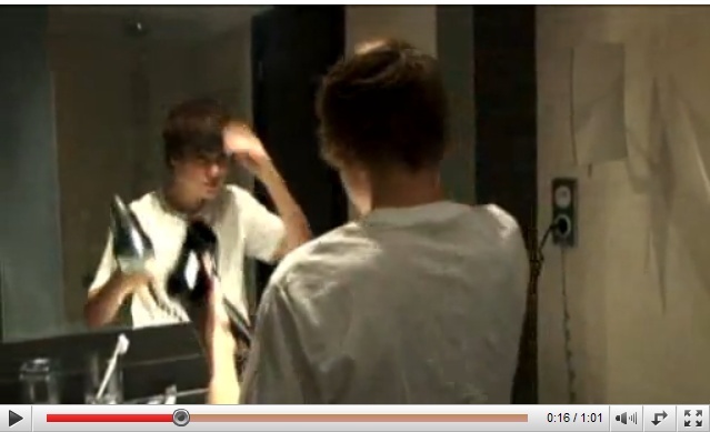 =~JuStiN~= - 0_0 Justin styling his hair 0_0