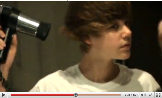 =~JuStiN~= - 0_0 Justin styling his hair 0_0