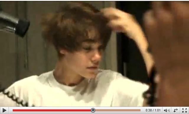 =~JuStiN~= - 0_0 Justin styling his hair 0_0