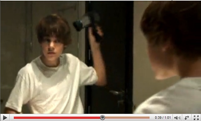 =~JuStiN~= - 0_0 Justin styling his hair 0_0