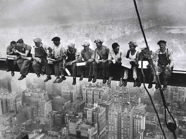 MD05_Ebbets_Charles_Lunchtime_atop_a_skyscraper_New_York_1932