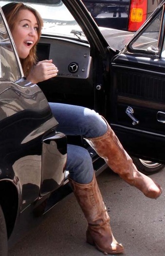 nick-jonas-and-miley-cyrus-date-and-car-accident-2