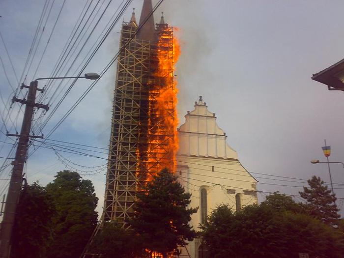11062008176 - biserica arsa