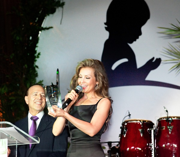 tommy-and-thalia-accepting-2009-al-rashid-hope-award - Thalia