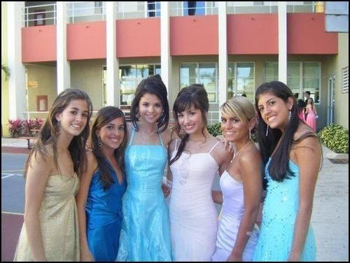 Selena, Demi si niste fete