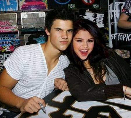 gallery_main-taylorlautner-selenagomez-photos-04242009-01 - 00Poze personale Selena00