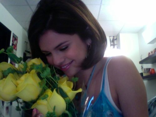 Selena_Gomez_yellow_rose