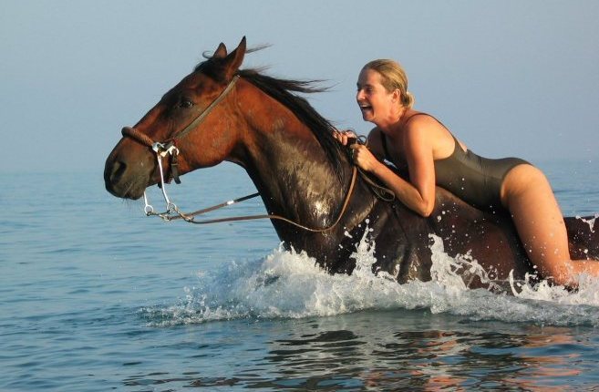 woman-Swimming-with-horse