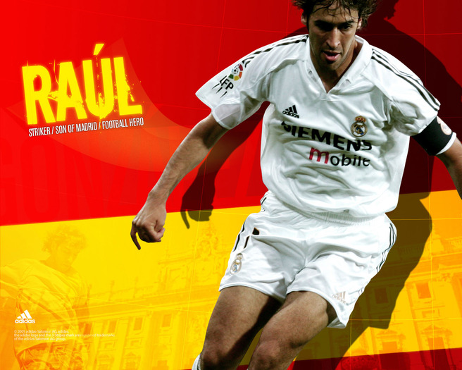 Raul in tricou Real Madrid si fundalul Spania