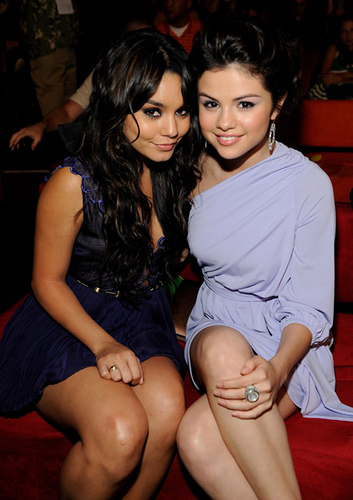 Vanessa-And-Selena-Teen-Choice-Awards[1] - selena gomez