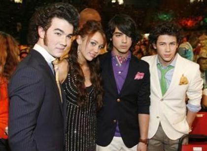 tb_500_miley_cyrus_brothers - poze Jonas Brothers