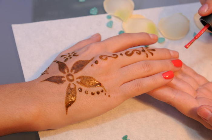 henna - maini-pictate-cu-henna