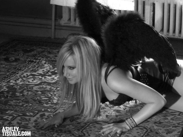 cea mai mare fana ashley tisdale - cea mai mare fana ashley tisdae