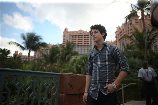 nick-jonas-nick-jonas-3272451-512-342