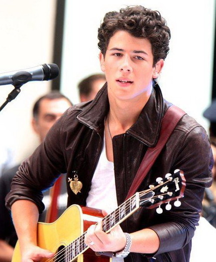 nick_jonas_2469360 - Cateva pozitzseee
