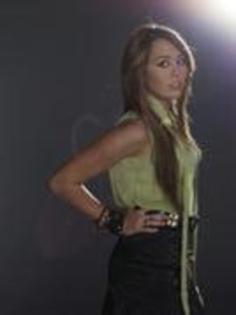 KQWVEWCILMZPDBHYEXH - Miley Cyrus PhotoShoot 008