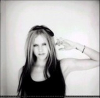 EWBOUHUASYBEOKELHEU - Avril Lavigne PhotoShoot 001