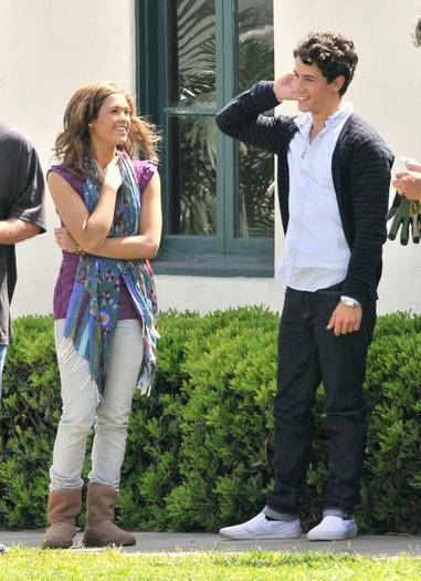 jonas-nick-nicole-jonas-san-pedro%20(20) - Nicole Anderson Holding Hand on Set