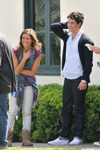 jonas-nick-nicole-jonas-san-pedro%20(21) - Nicole Anderson Holding Hand on Set