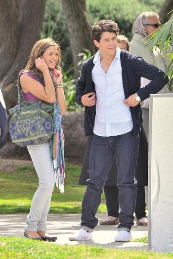 jonas-nick-nicole-jonas-san-pedro%20(31) - Nicole Anderson Holding Hand on Set