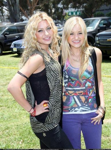 Alyson si Amanda Michalka