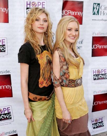 Alyson si Amanda Michalka