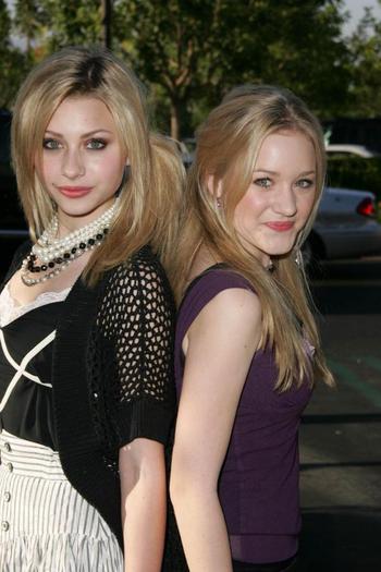 Alyson si Amanda Michalka