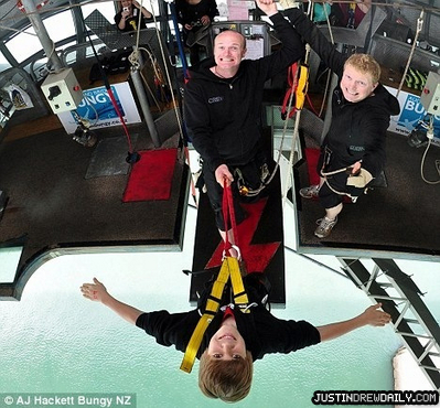 normal_4561300306_08aa2c7ac2 - 0_0 Justin Bungin Jumping in New Zealand 0_0