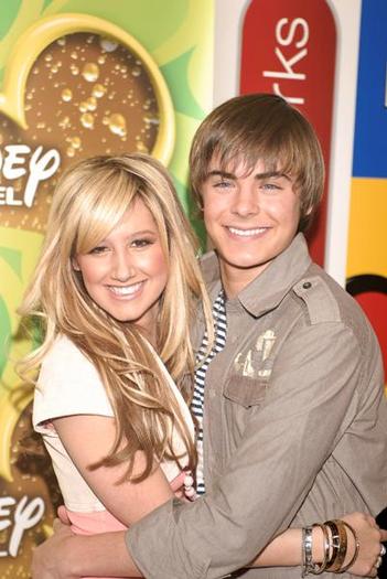 ashley-tisdale-and-zac-efron-photos[1] - ashley tisdale