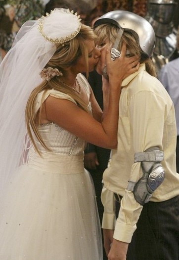 maddie-kisses-dylan[1] - ashley tisdale