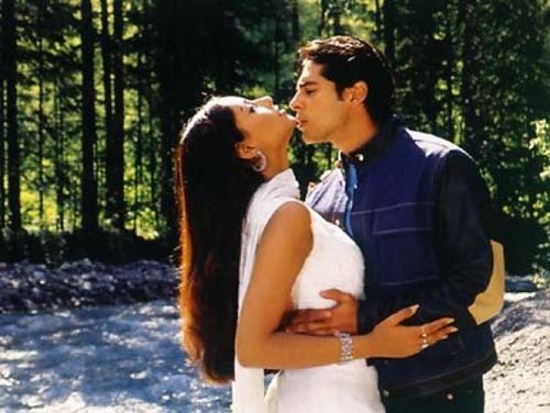 Bipasha ca Sanjana si Dino ca Aditya-Erau casatoriti in film. - RAAZ 2002