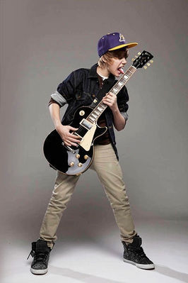 13992872_MGXIJUUPA - Justin Bieber cu chitara