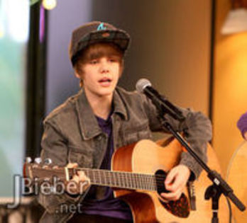 12362987_UBIZMXKEJ - Justin Bieber cu chitara